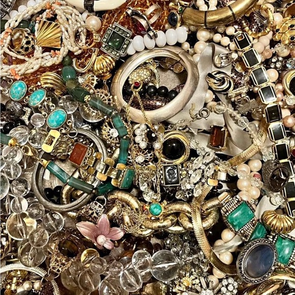 2  lb  MIXED LOT UNSEARCHED JEWELRY - Picture 2 of 5